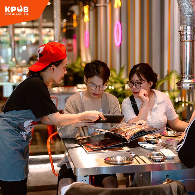 Đồng phục nhà hàng K-pub áo thun kết hợp tạp dề