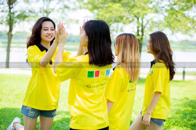 Team building nên mặc màu vàng mát mẻ