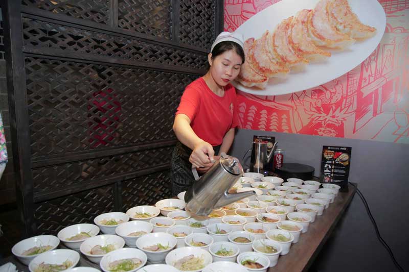 Mẫu đồng phục nhà hàng Osaka Ohsho: Nổi bật với gam màu đỏ 2 Đồng phục nhà hàng Osaka Ohsho áo thun tạp dề