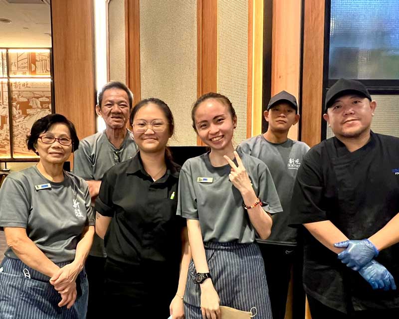 Đồng phục nhà hàng Xinwang: Tạo ấn tượng bởi kiểu dáng tối giản 1 Đồng phục thun xám tạp dề cho nhân viên phục vụ