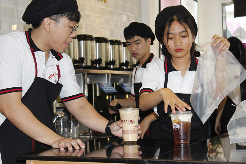 Đồng phục trà sữa Hokkaido: Nổi bật với 2 màu đỏ, đen 1 Đồng phục áo polo nhân viên Hokkaido