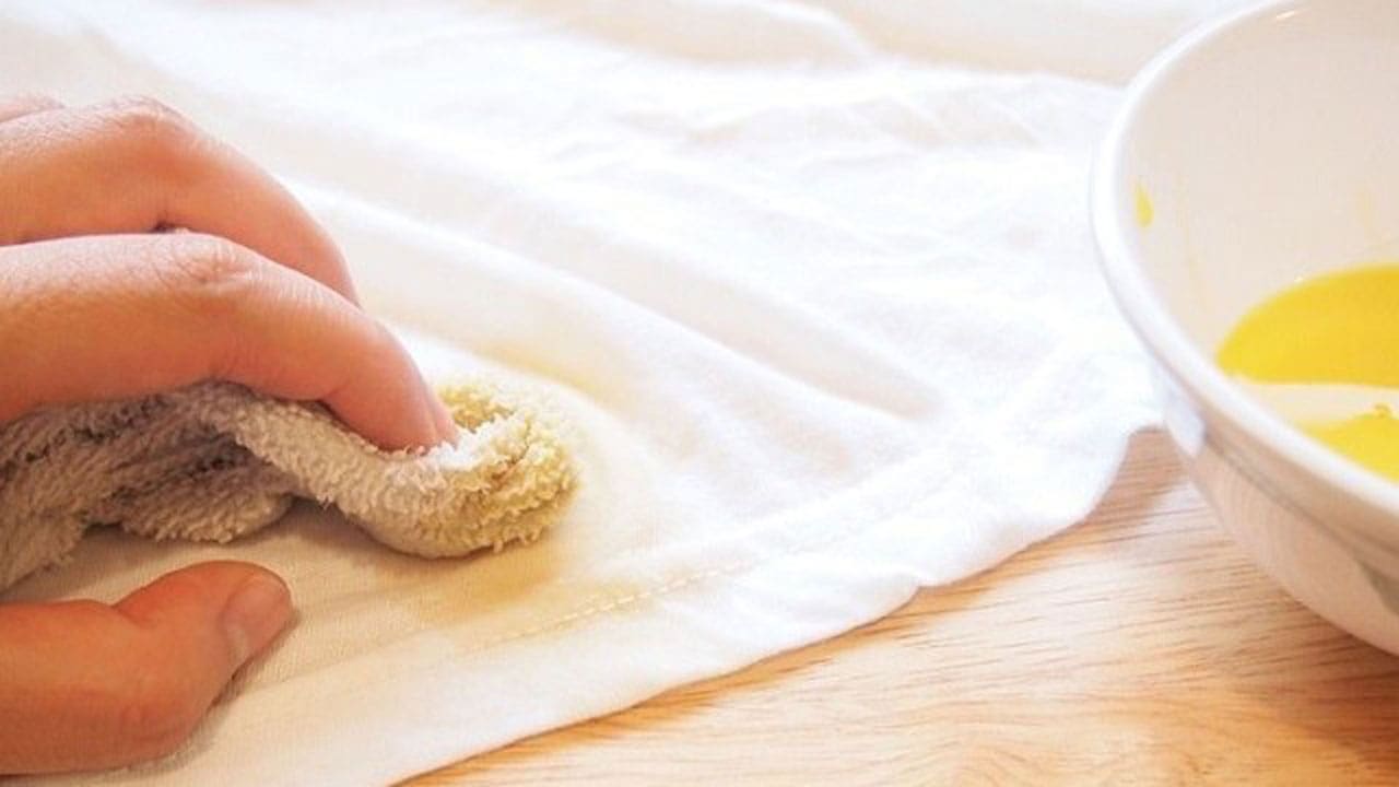 Bỏ túi cách tẩy chữ in trên áo cực dễ dàng và hiệu quả