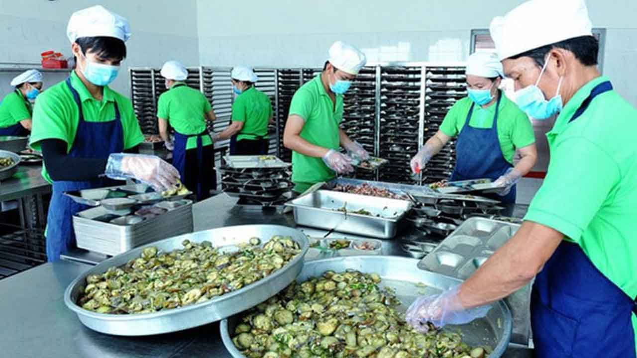 Quy trình chế biến suất ăn công nghiệp thế nào là đạt chuẩn