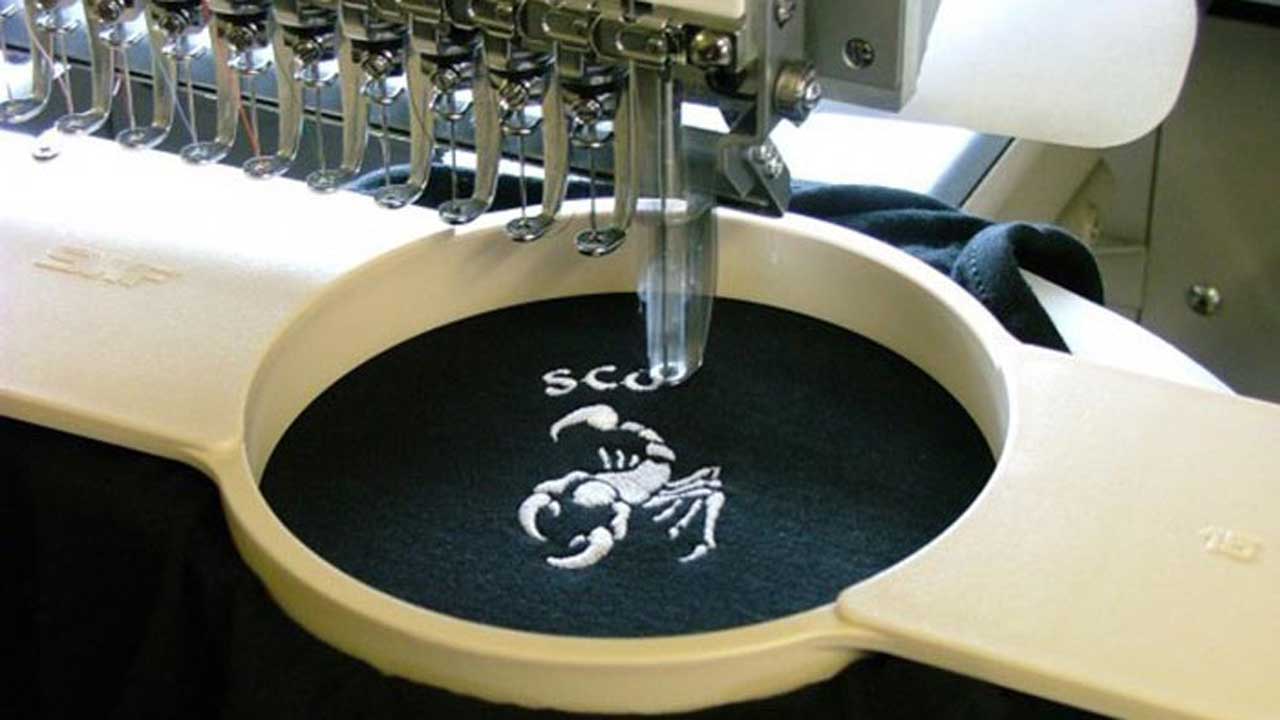 Thêu logo trên áo đồng phục