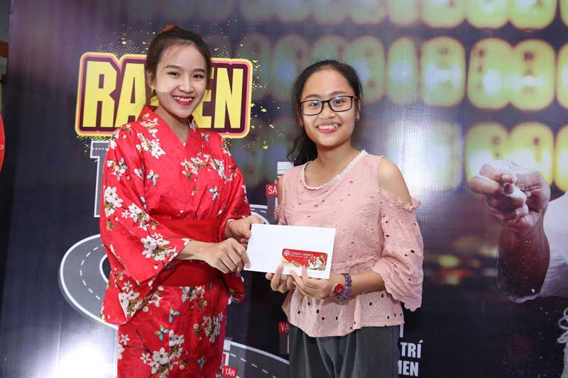 Mẫu đồng phục nhà hàng Osaka Ohsho: Nổi bật với gam màu đỏ 1 Đồng phục lễ tân nhà hàng Osaka Ohsho