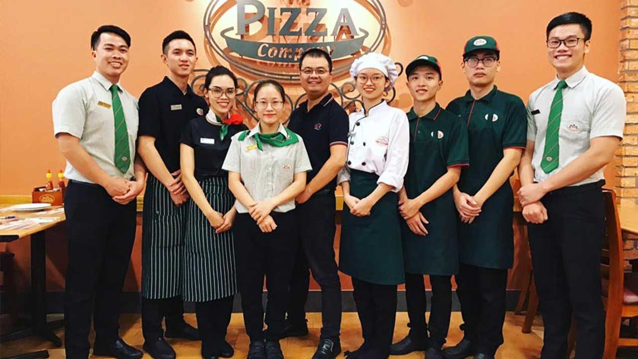 Đồng phục Pizza The Company: Thiết kế màu xanh lá tươi mát