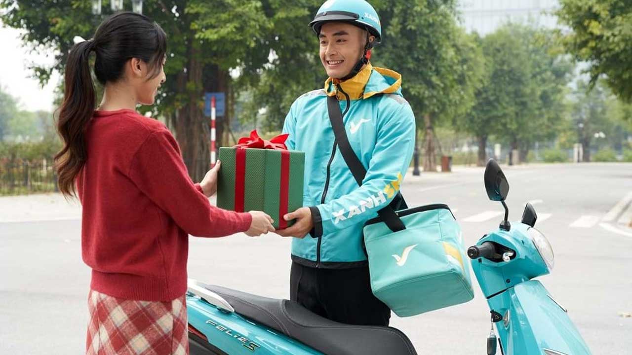 Áo khoác gió đồng phục Xanh SM: Màu xanh lam nổi bật