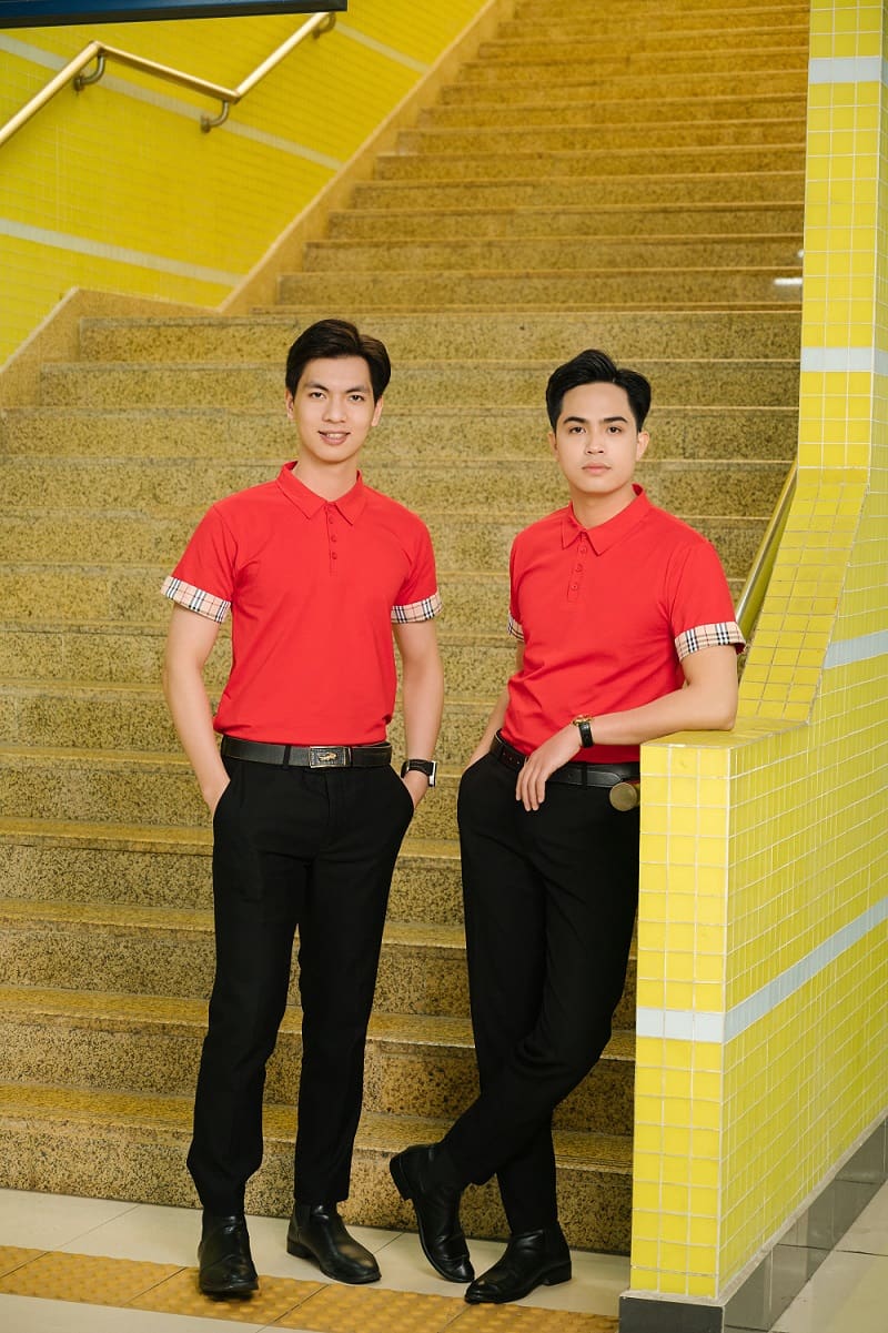 Áo phông đồng phục doanh nghiệp màu đỏ phối kẻ tay lịch thiệp 11 Áo phông đồng phục doanh nghiệp màu đỏ phối kẻ tay lịch thiệp - Ảnh 11