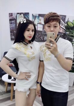 Áo đôi có cổ tình yêu màu trắng in họa tiết