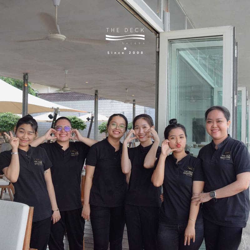Đồng phục nhân viên nhà hàng The Deck Sài Gòn