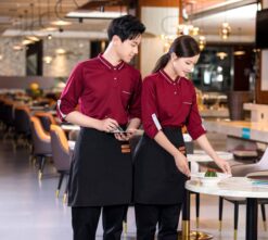 Đồng phục nhân viên phục vụ nhà hàng màu đỏ mận 3 dong phuc nhan vien phuc vu do man 2