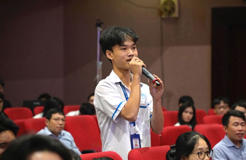 5+ Mẫu thiết kế áo đồng phục UEL trường đại học Kinh Tế Luật: Năng động và thu hút 2 Áo sơ mi trường đại học Kinh Tế Luật