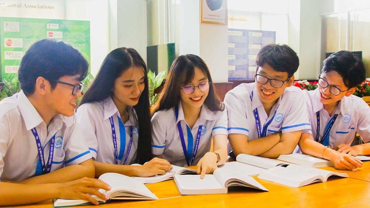5+ Mẫu thiết kế áo đồng phục UEL trường đại học Kinh Tế Luật: Năng động và thu hút