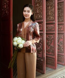 Pháp phục nâu đậm vân hoa nhiều màu