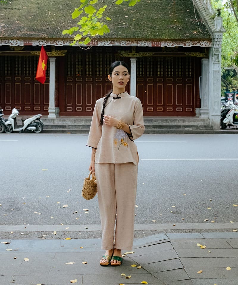 Pháp phục vàng nhạt thêu hoa sen 5 Pháp phục vàng nhạt thêu hoa sen - Ảnh 5