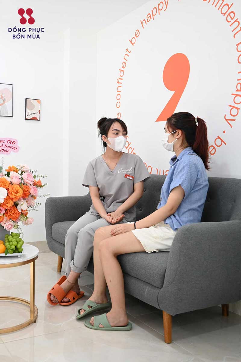 Áo đồng phục Spa xám cổ tim 2 Áo đồng phục Spa xám cổ tim - Ảnh 2