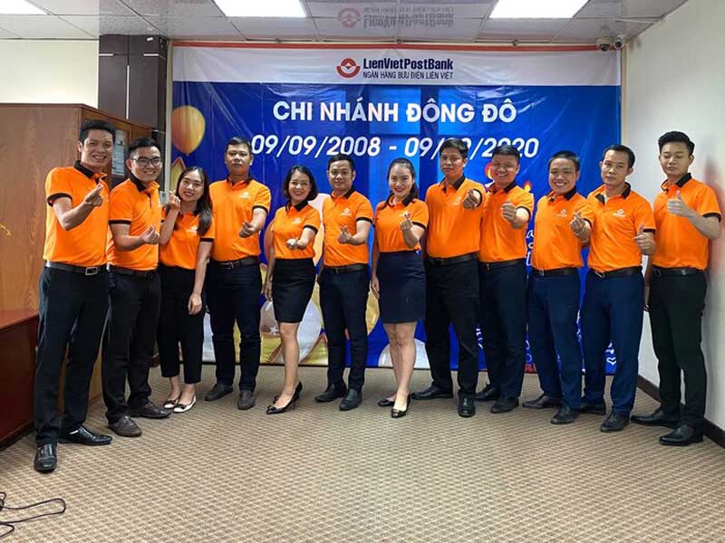 Tổng hợp 5+ Mẫu đồng phục ngân hàng Liên Việt PostBank bền đẹp, chất lượng cao cấp 1 Mẫu đồng phục ngân hàng Liên Việt thiết kế áo thun