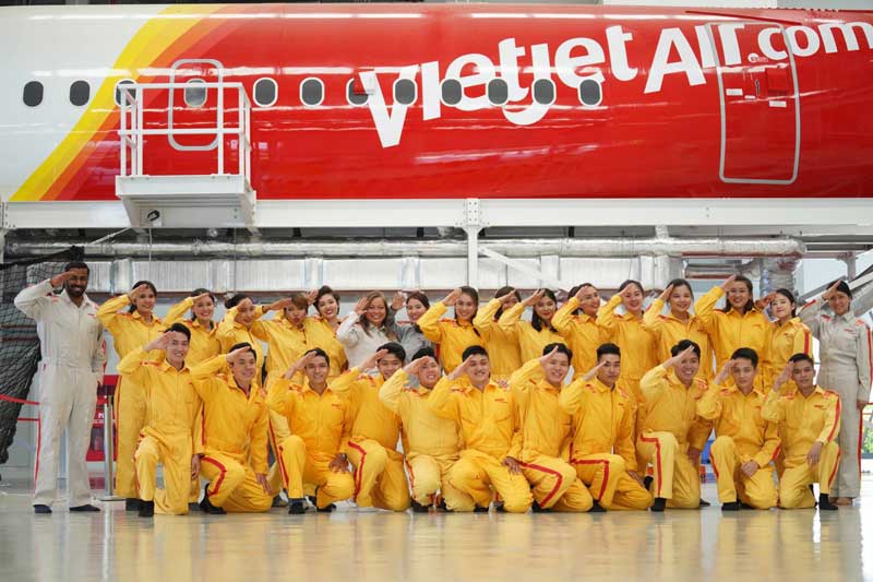 4+ mẫu áo đồng phục hàng không Vietjet trang trọng và thanh lịch 4 Mẫu đồng phục kỹ thuật viên hàng không Vietjet