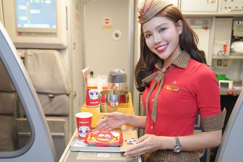 4+ mẫu áo đồng phục hàng không Vietjet trang trọng và thanh lịch 1 Tông màu chủ đạo được sử dụng trong mẫu áo đồng phục hàng không Vietjet