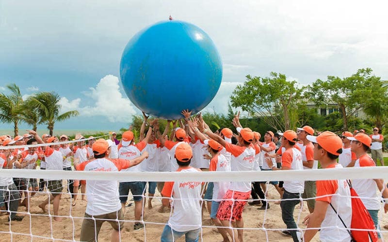 Top 7+ Trò Chơi Team Building Trên Biển Thú Vị Nhất 2025 5 Trò chơi team building trên biển bóng chuyền khổng lồ