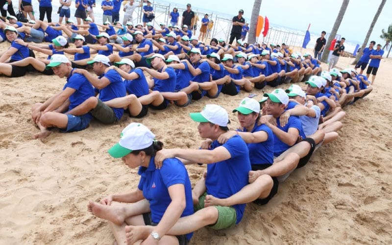 Top 7+ Trò Chơi Team Building Trên Biển Thú Vị Nhất 2025 2 Trò chơi team building trên biển đua thuyền trên cạn