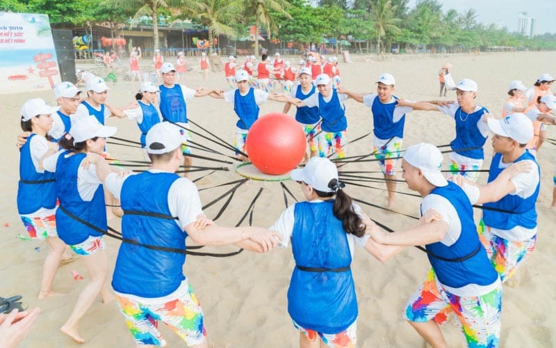Top 7+ Trò Chơi Team Building Trên Biển Thú Vị Nhất 2025 4 Trò chơi team building trên biển hợp sức giữ thăng bằng