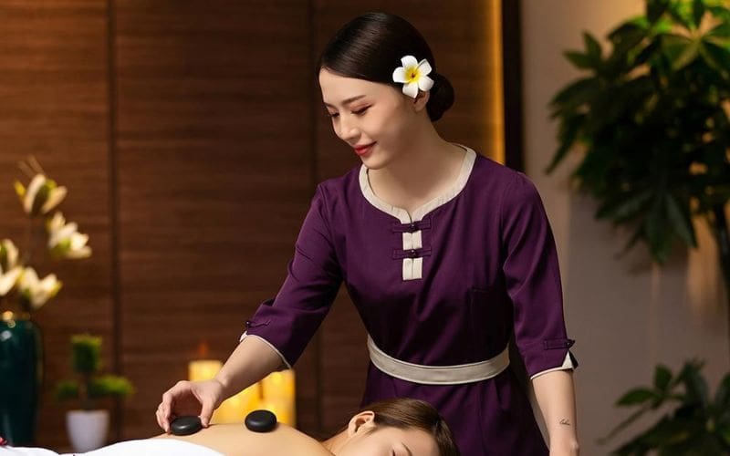 Áo dài tay, ngắn tay tùy theo mùa và không gian spa