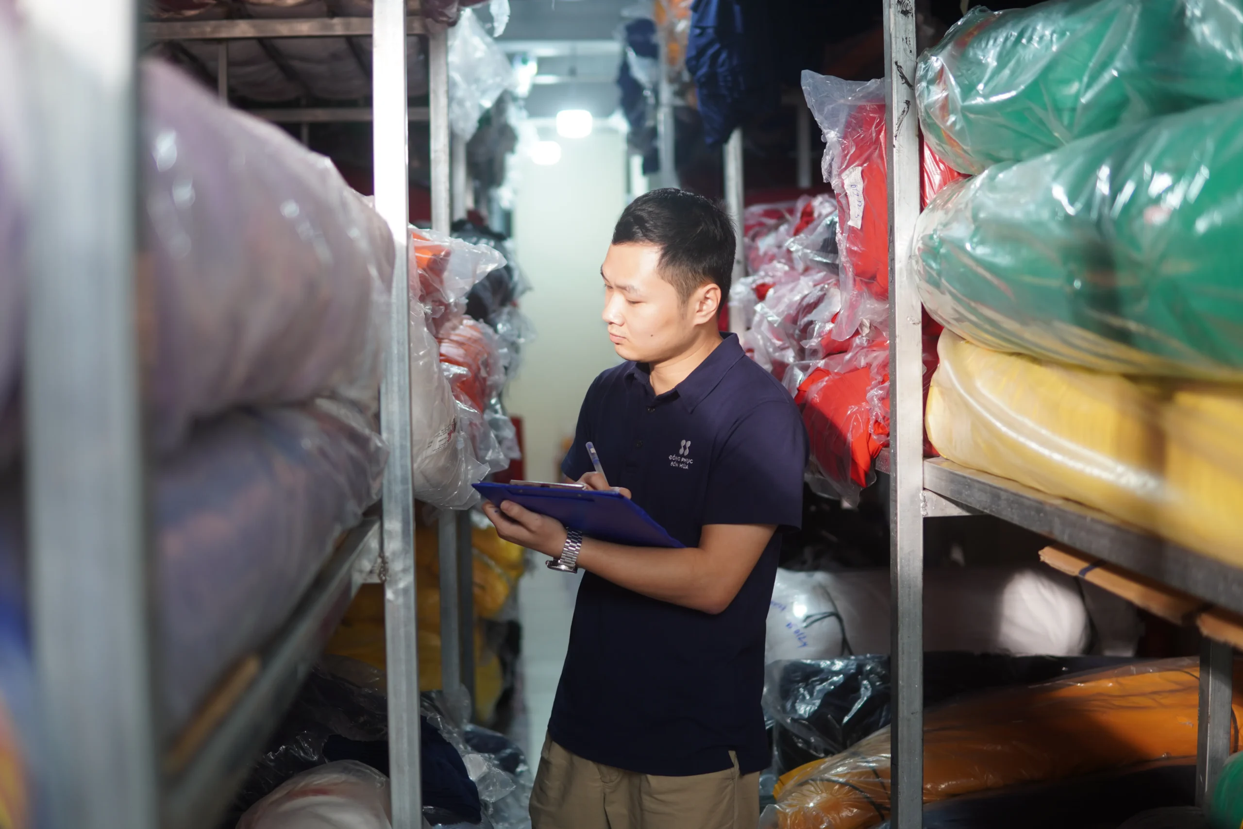 Kho vải tại xưởng may Đồng Phục Bốn Mùa được kiểm tra nghiêm ngặt đảm bảo an toàn