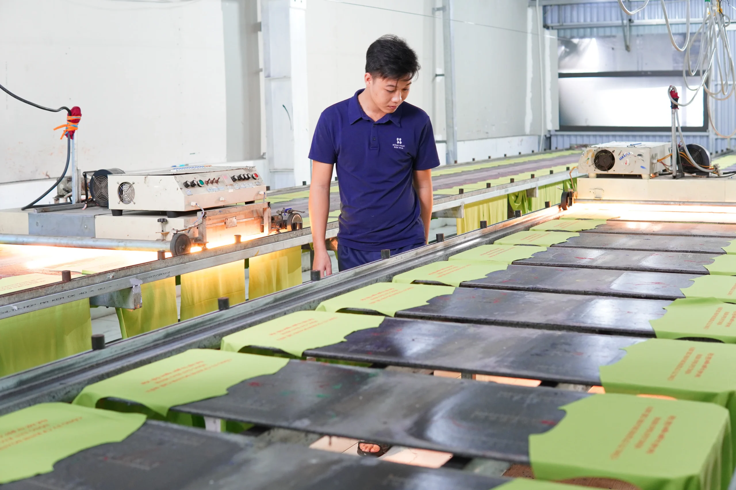 Cơ sở vật chất và công nghệ sản xuất hiện đại tại Xưởng May Đồng Phục Bốn Mùa