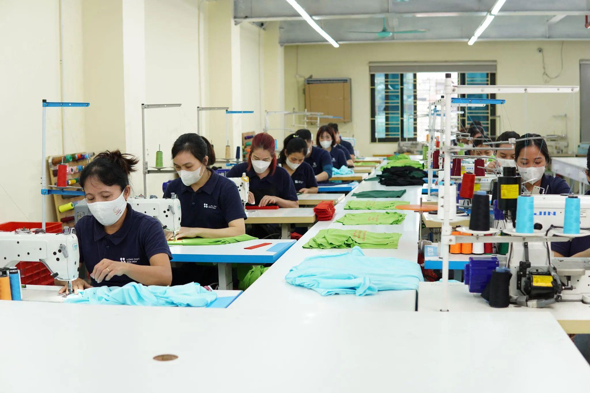 Đội ngũ nhân công của Đồng Phục Bốn Mùa có tay nghề cao và kinh nghiệm lâu năm