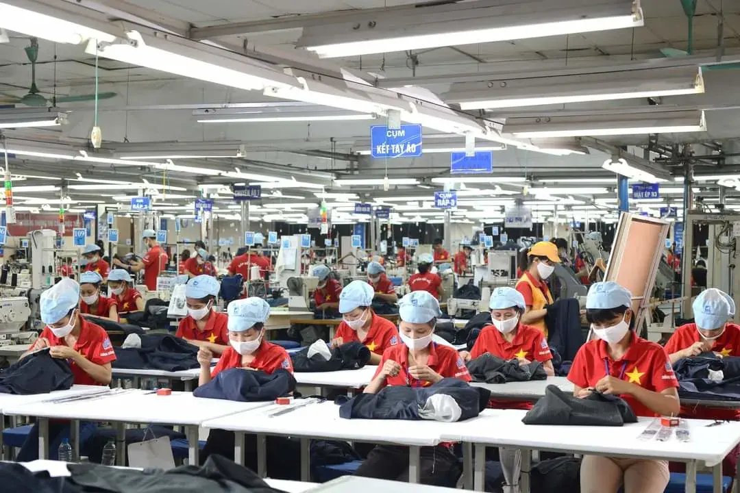 Thiết Kế & Thương Hiệu: Khác Biệt Trong Xu Hướng Đồng Phục Việt Nam Và Quốc Tế 1 Quy mô xưởng may tại Việt Nam