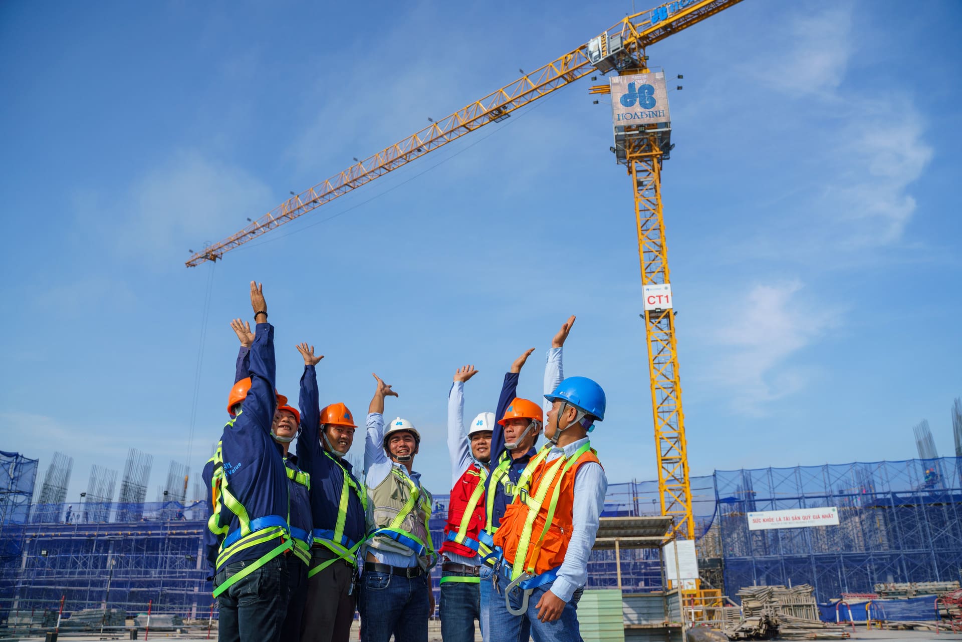 May Đồng Phục Công Ty Xây Dựng Giá Tốt | Bảng Giá 2025