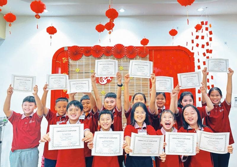 May Đồng Phục Trung Tâm Đào Tạo Ngoại Ngữ | Bảng Giá 2025